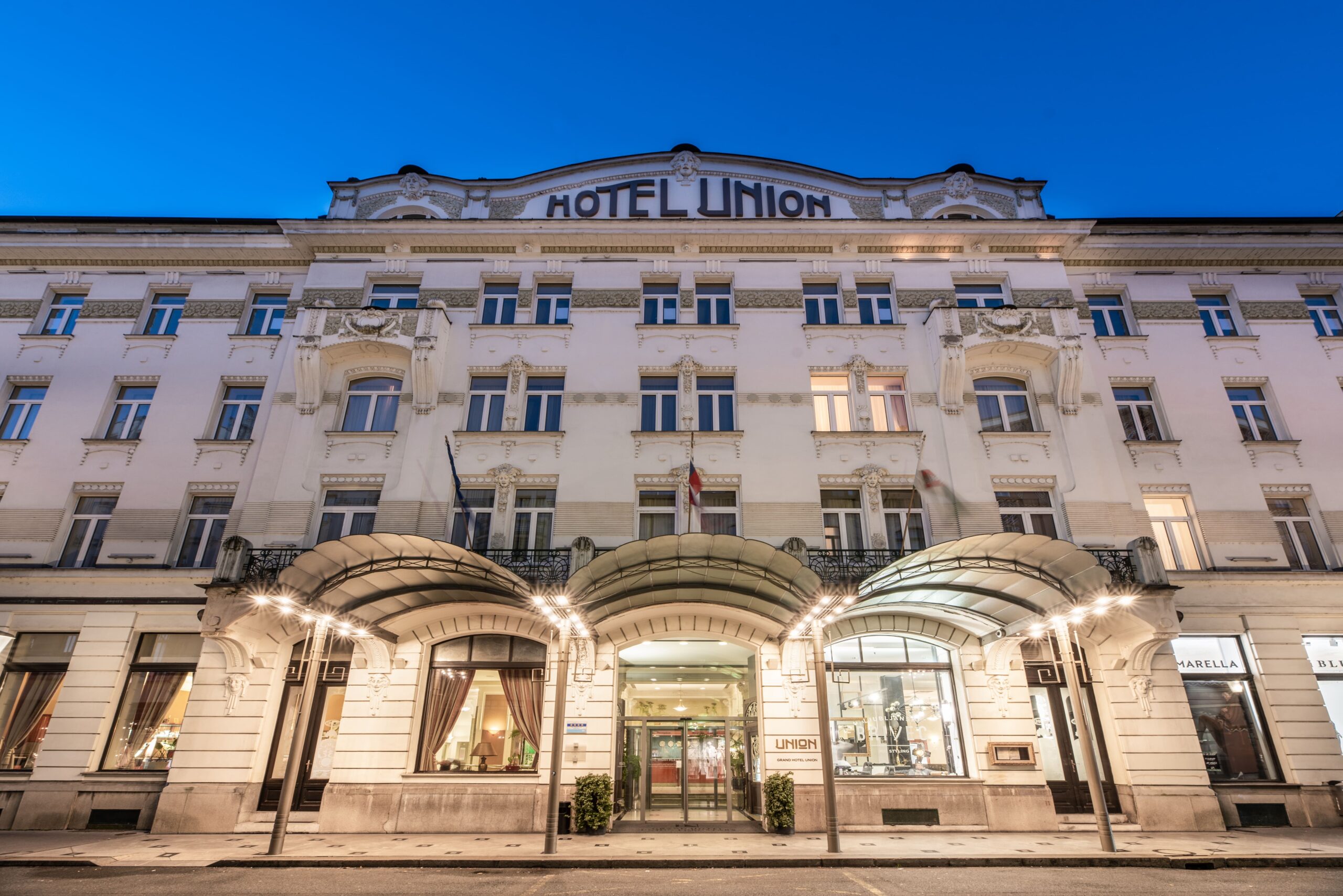 El Grand Hotel Union Eurostars goza de una ubicación privilegiada, a pocos pasos de la Plaza Prešeren y del castillo.