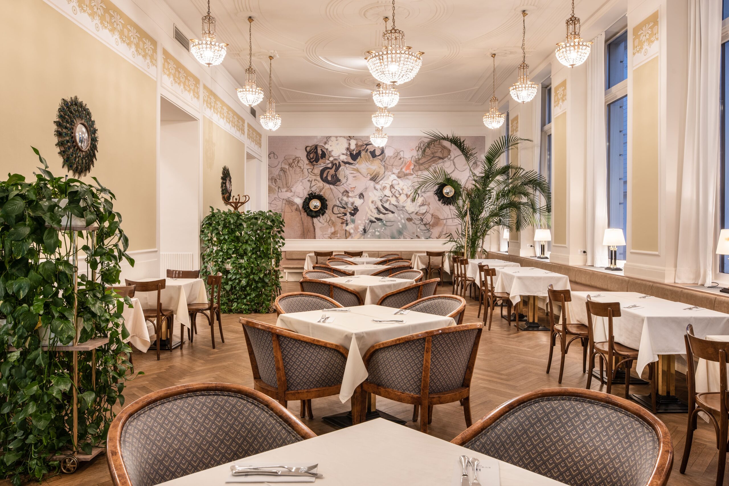 Kavarna Union, un clásico atemporal con más de un siglo de historia, esta icónica cafetería sigue siendo el lugar perfecto para degustar un café esloveno o una exquisita tarta tradicional en un entorno elegante