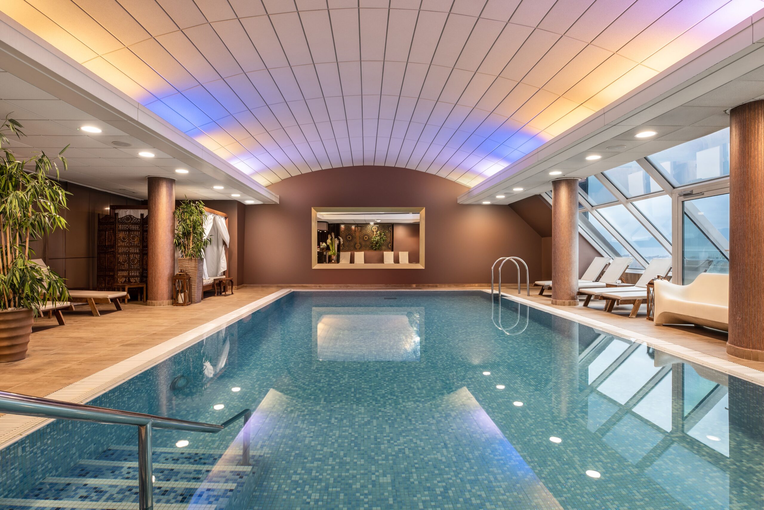 El Grand Hotel Union Eurostars ofrece una espectacular piscina interior y un completo spa.