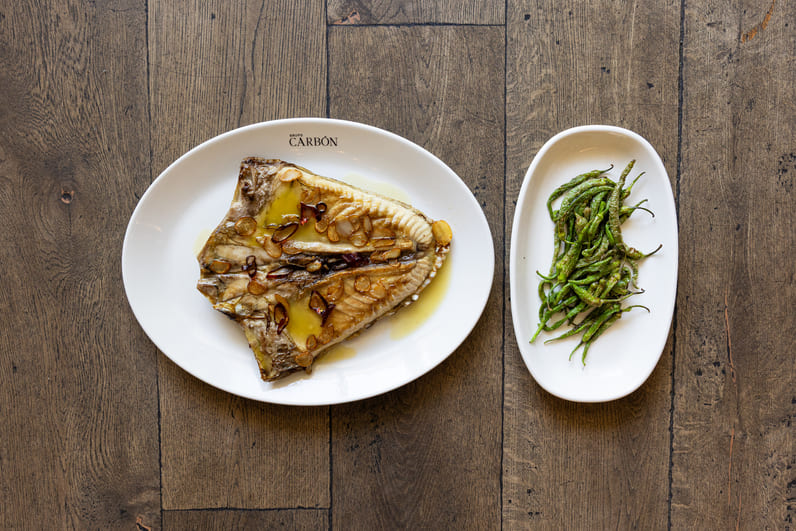 Ventresca de bonito asada, ajada y piparras fritas.