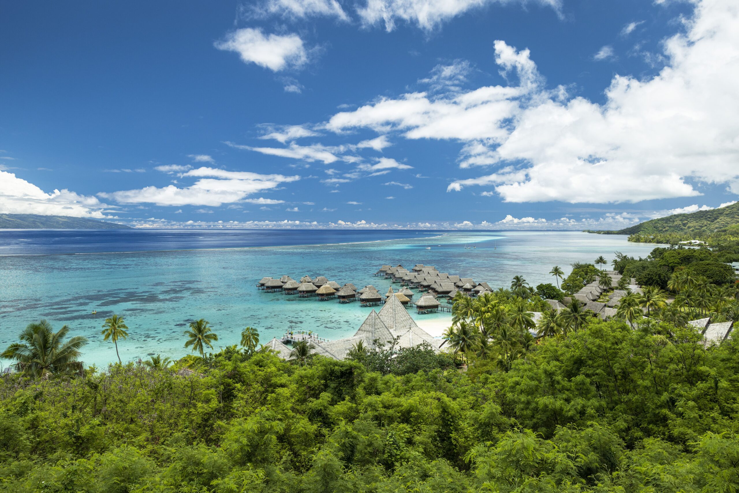 Panorámica desde Belvédère, con las bahías de Cook y Opunohu bañadas en luz dorada
