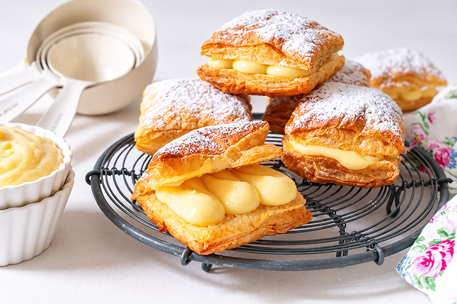 Miguelitos de La Roda rellenos de crema, gastronomía de Albacete