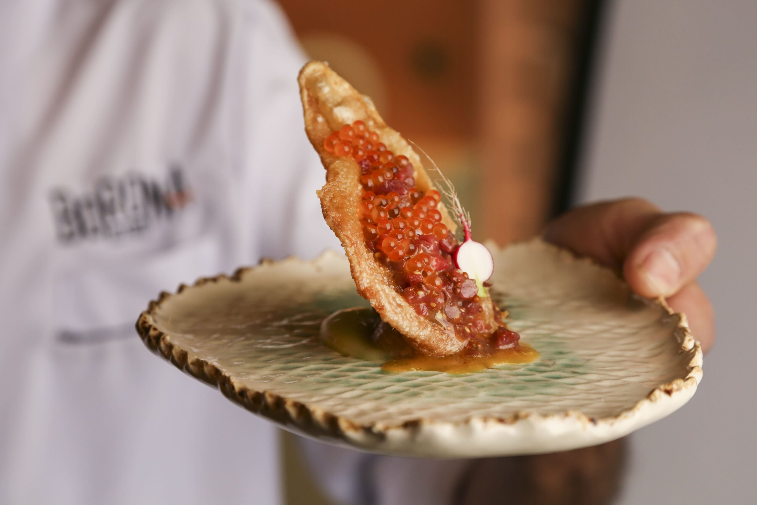 Oreja de cochinillo frita rellena de tartar de gamba - Foto: Borona Bistró