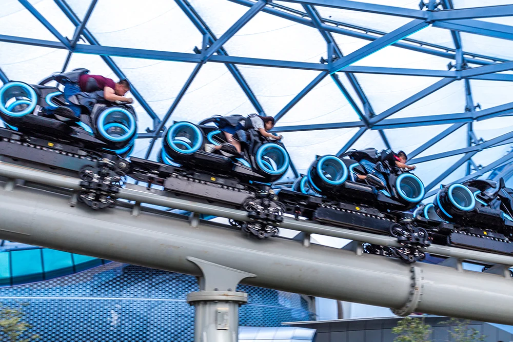 TRON Lightcycle en Disney Parks (Orlando, París, Shanghái)
