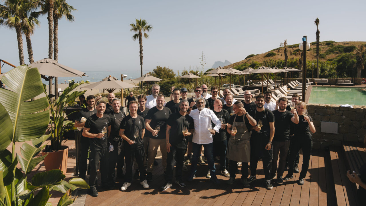 Alma, el nuevo beach club de OKU Andalusia, se estrena con chefs Michelin